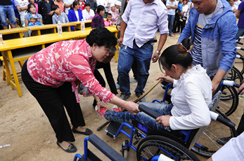 朱玉兰董事长带医疗队赴环县八珠乡为当地村民义诊并捐赠轮椅