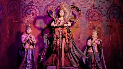 “壁画里的人，风沙里的人，灯光里的人”——乐动敦煌的三重..