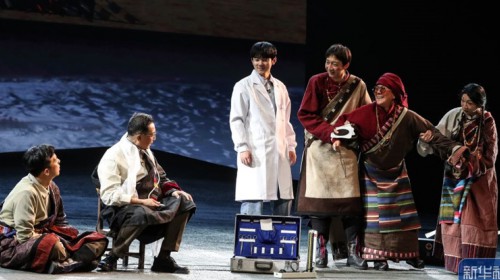 话剧《青青的阿万仓》兰州首演 再现“草原曼巴”56载医者仁心