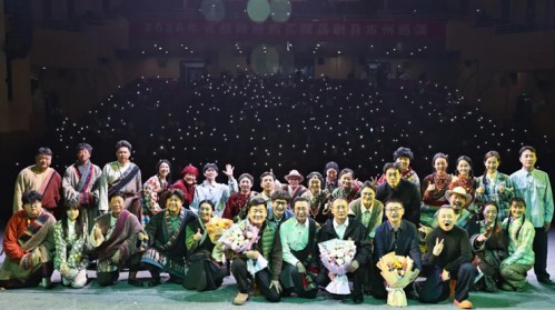 话剧《青青的阿万仓》首演成功，舞台艺术再现扎根草原56载的医者仁心