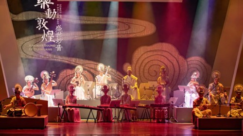 在剧场内，观赏《乐动敦煌 · 盛世妙音》，感受多媒体融合..