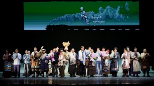 话剧《青青的阿万仓》人民剧院精彩上演真情演绎打动全场观众