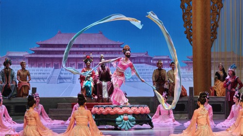 从“半年磨一剑”到“暑期放大招”：《丝路花雨》驻演为何越..